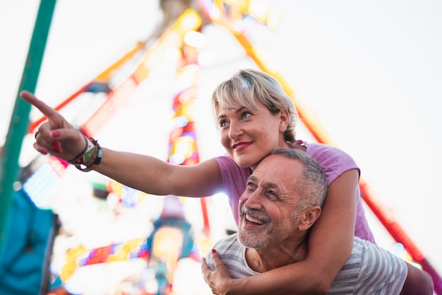 Pareja de bajo ángulo disfrutando el tiempo juntos