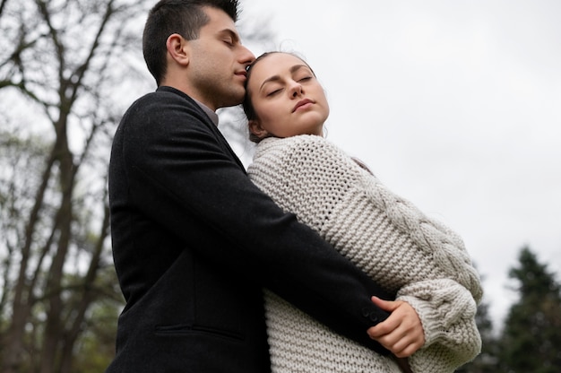 Foto gratuita pareja de ángulo bajo pasando tiempo al aire libre