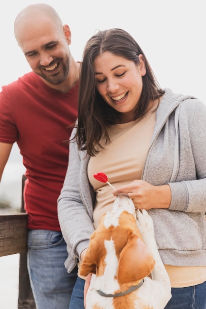 Foto gratuita pareja de ángulo bajo y perro