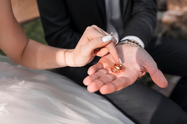 Pareja con anillos de boda