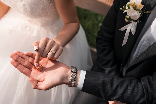 Pareja con anillos de boda