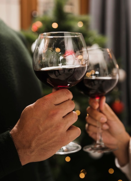 Pareja animando copas de vino