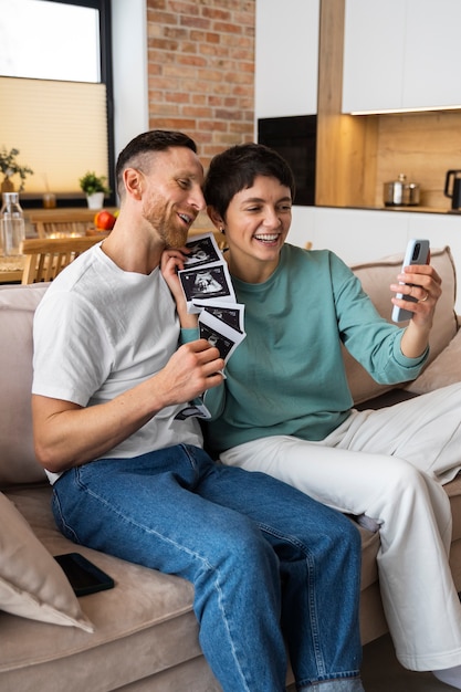 Pareja anunciando embarazo durante una videollamada