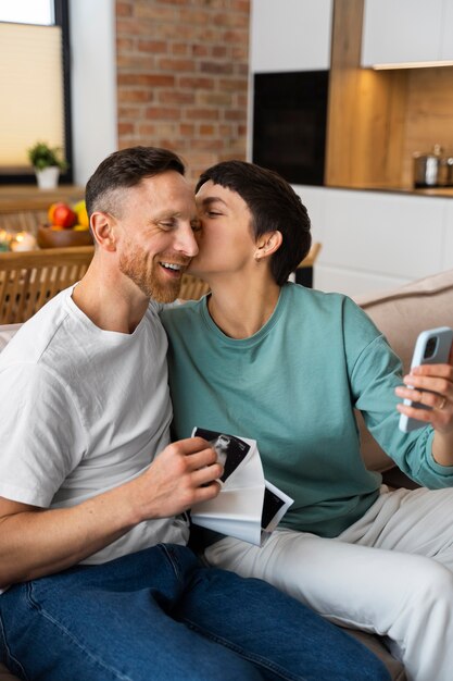 Pareja anunciando embarazo durante una videollamada