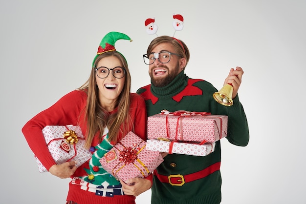 Foto gratuita pareja anunciando la navidad