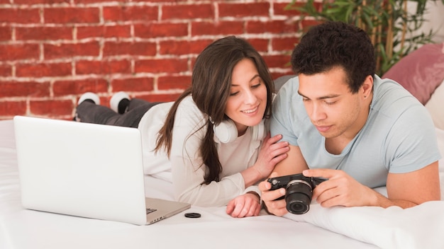 Foto gratuita pareja aprendiendo fotografía digital en línea