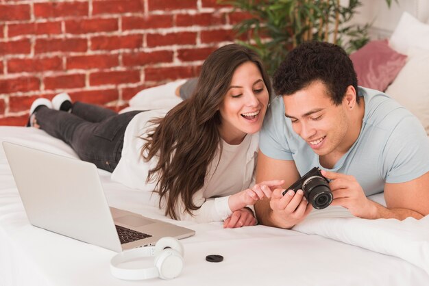 Pareja aprendiendo juntos fotografía digital en línea