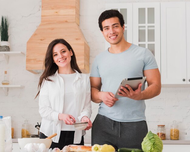 Pareja aprendiendo recetas de cursos en línea