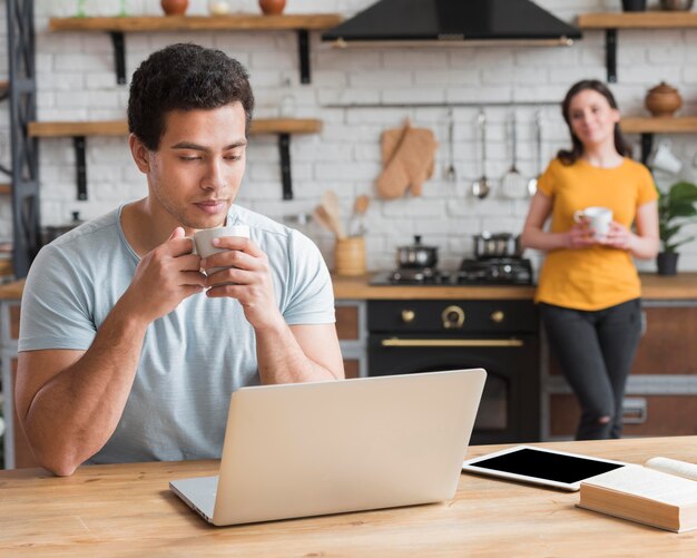 Pareja aprendiendo y tomando café