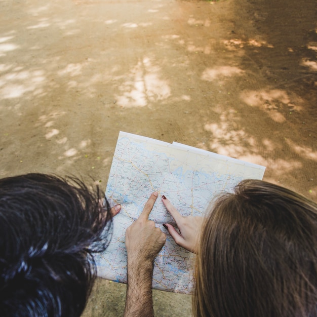 Pareja apuntando al mapa