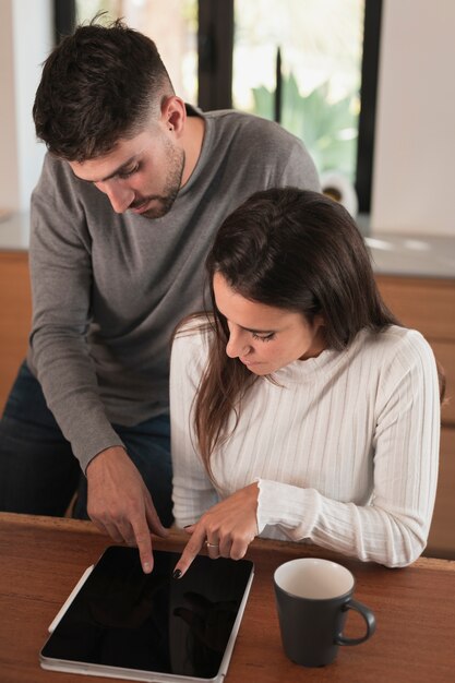 Pareja apuntando a la tableta