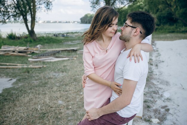 Pareja apunto de besarse en el campo