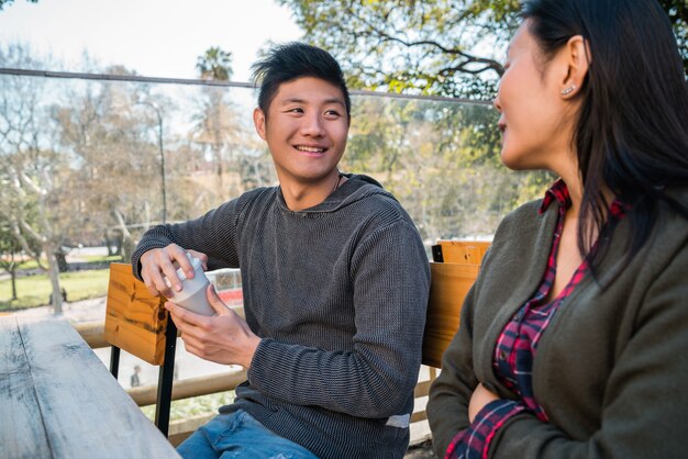 Pareja asiática en la cafetería.