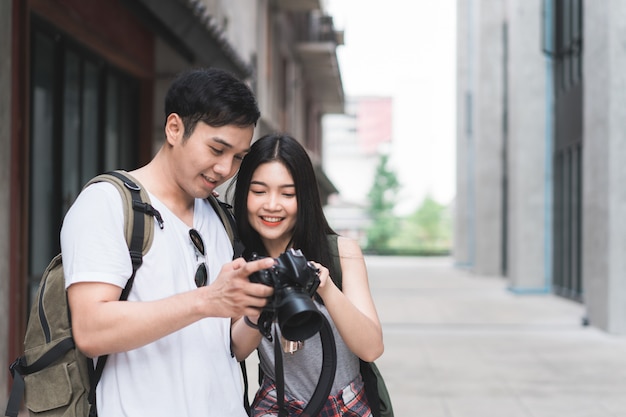 Pareja asiática de viajeros que usa una cámara para tomar una foto mientras pasa un viaje de vacaciones a Pekín, China