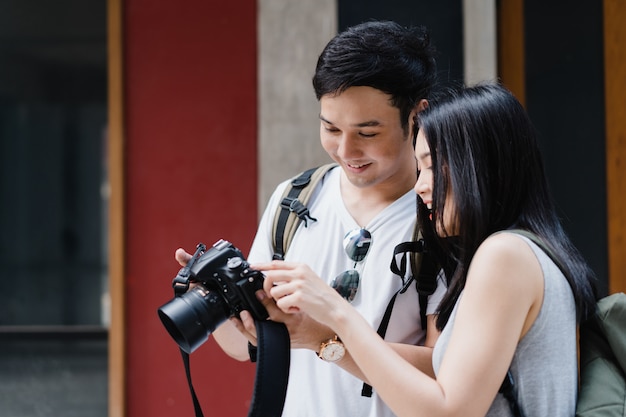 Pareja asiática de viajeros que usa una cámara para tomar una foto mientras pasa un viaje de vacaciones a Pekín, China