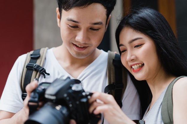 Pareja asiática de viajeros que usa una cámara para tomar una foto mientras pasa un viaje de vacaciones a Pekín, China