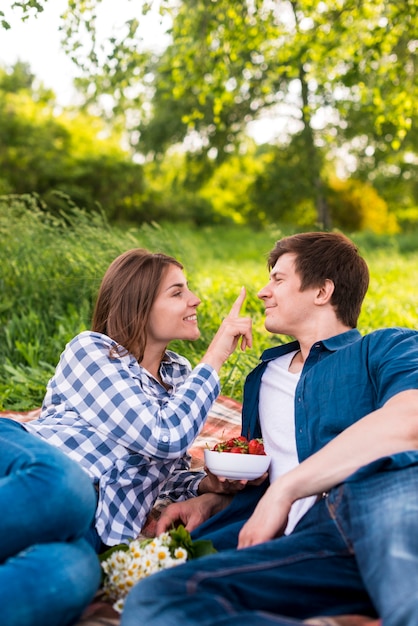 Pareja atractiva joven disfrutando de la fecha en la manta