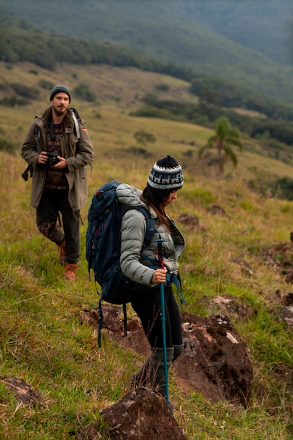 Foto gratuita pareja aventurera de tiro completo vivaqueando