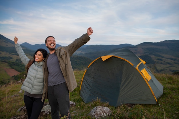 Foto gratuita pareja aventurera de tiro medio vivaqueando