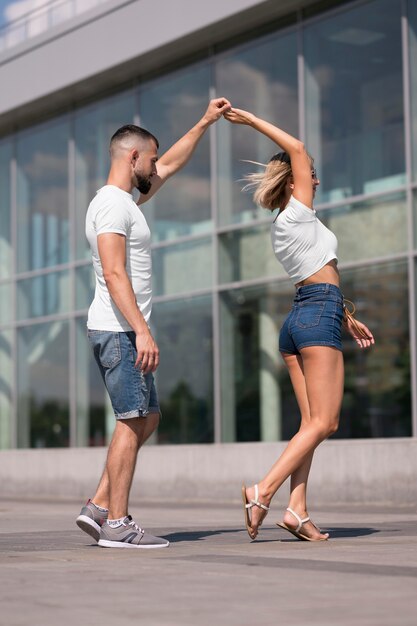 Pareja bailando afuera después del coronavirus