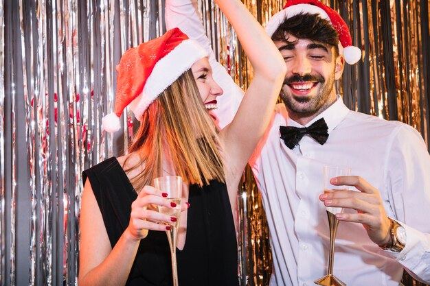 Pareja bailando en celebrando año nuevo