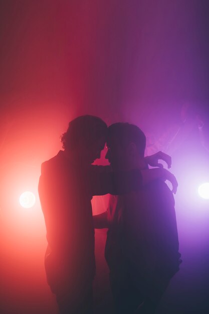 Pareja bailando en club