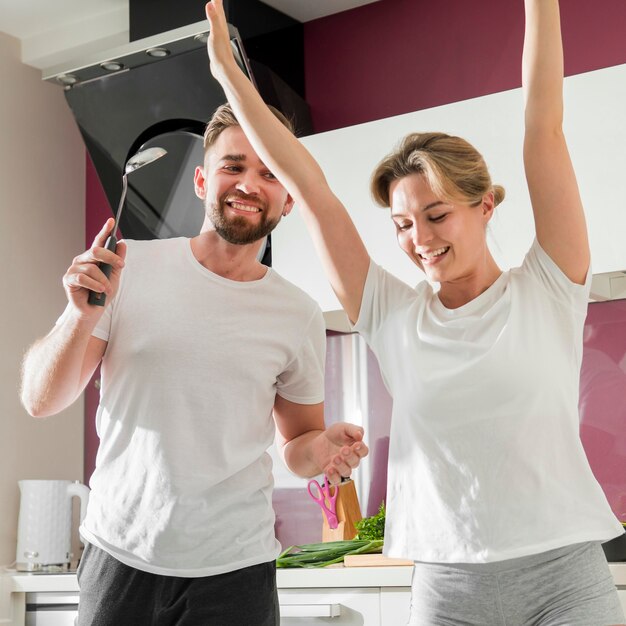 Foto gratuita pareja bailando en la cocina juntos