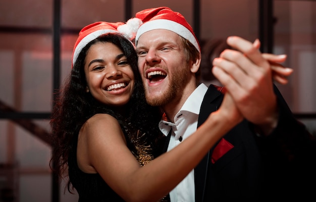 Foto gratuita pareja bailando en la fiesta de fin de año