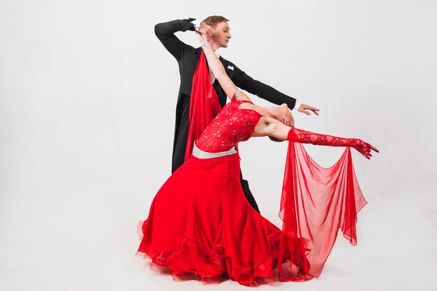 Pareja bailando en el fondo blanco