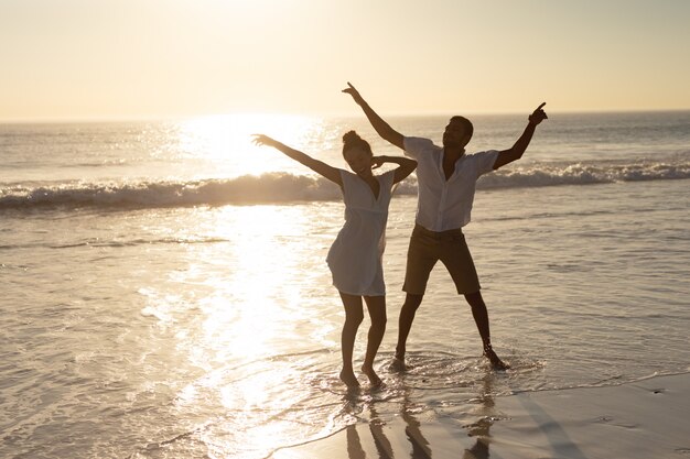 Pareja bailando juntos en la playa