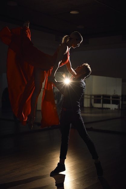 Pareja de baile de pasión, mujer saltando