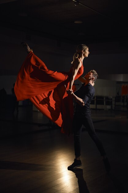 Pareja de baile de pasión, mujer saltando