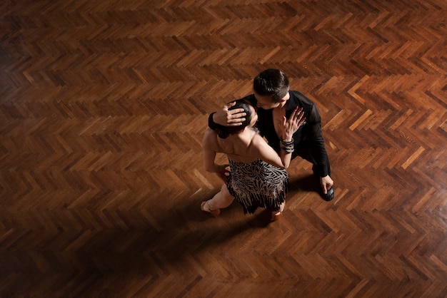 Foto gratuita pareja de baile de salón bailando juntos