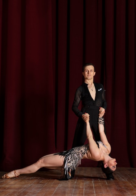 Pareja de baile de salón bailando juntos