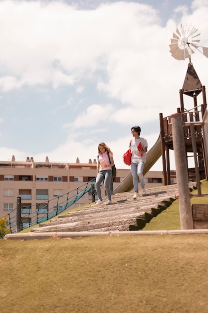 Pareja bajando escaleras de piedra