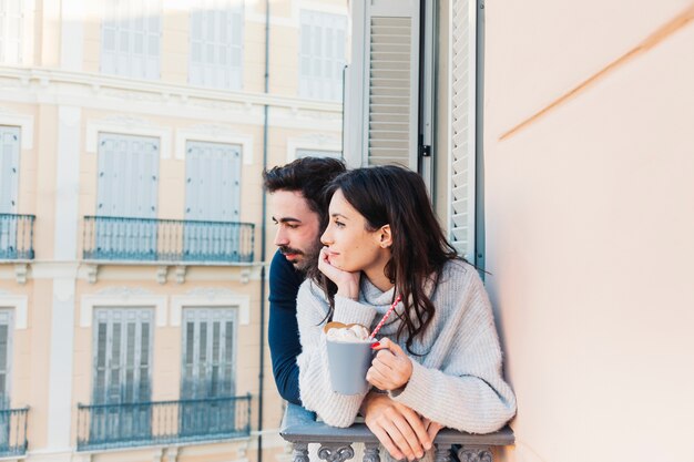 Pareja en el balcón mirando a otro lado