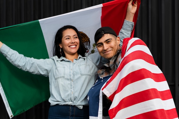 Foto gratuita pareja con banderas de estados unidos y méxico