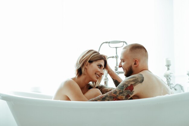 Pareja en un bañera