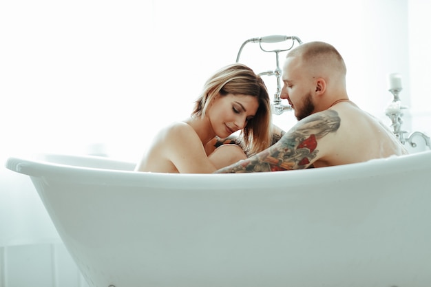 Foto gratuita pareja en un bañera