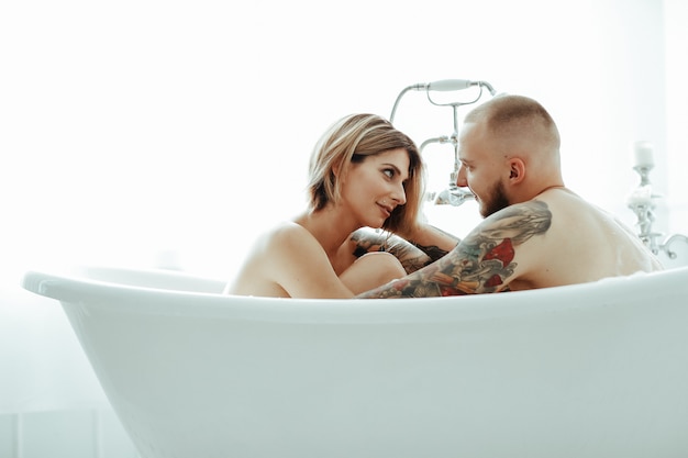 Pareja en un bañera