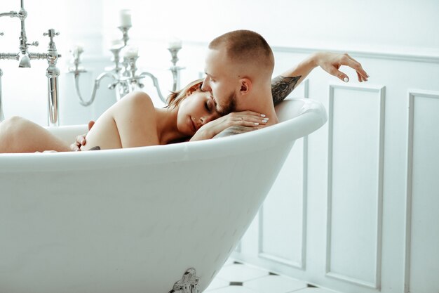 Pareja en un bañera