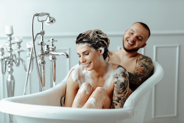 Pareja en un bañera