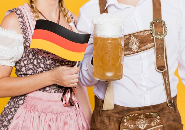 Pareja bávara con cerveza y bandera