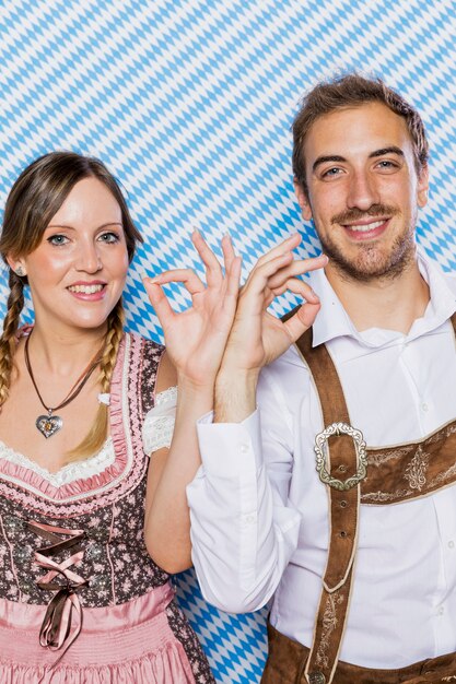 Pareja bávara sonriendo a la cámara