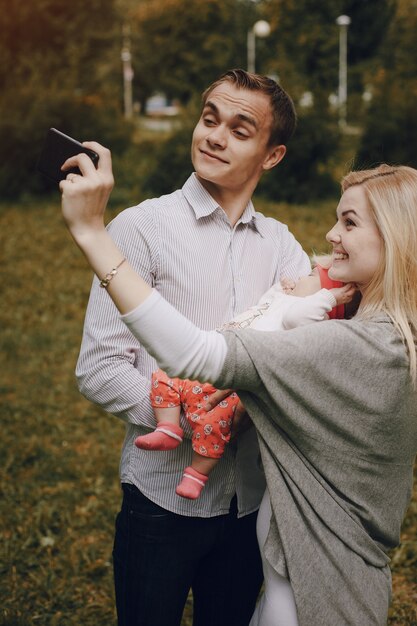 Pareja con un bebé haciéndose una foto