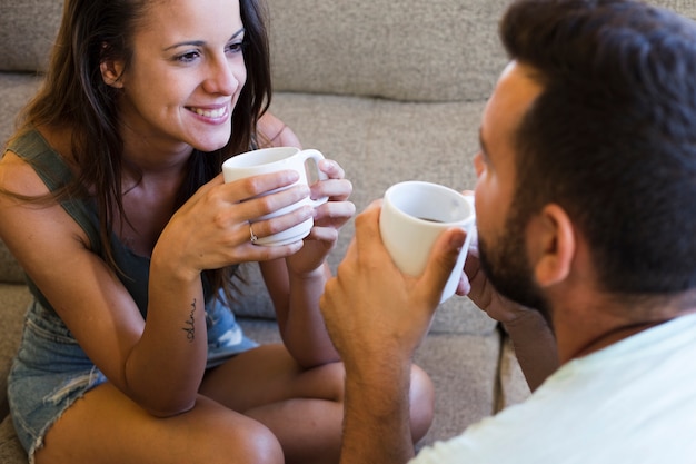 Pareja bebiendo café en casa