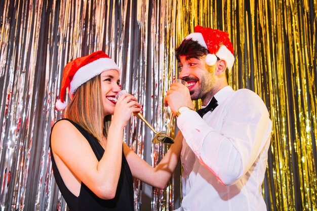 Pareja bebiendo en celebración de año nuevo