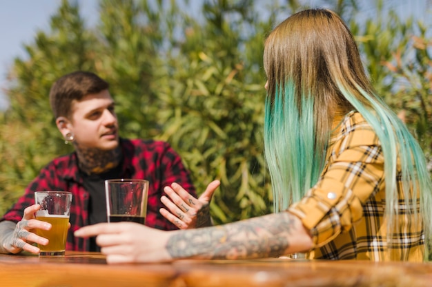 Pareja bebiendo cerveza artesana al aire libre