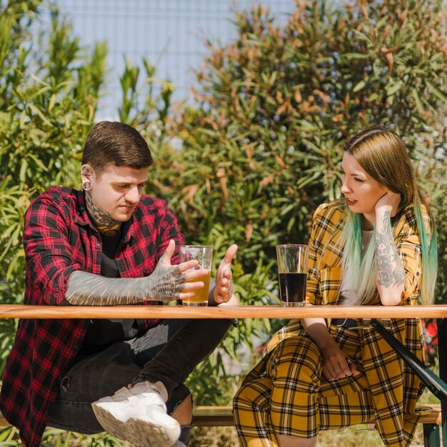 Pareja bebiendo cerveza artesana al aire libre