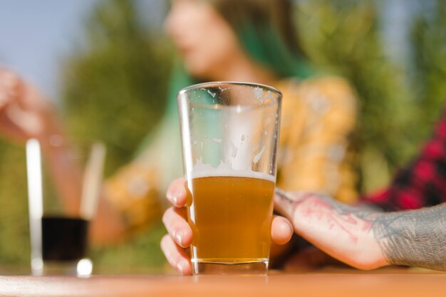 Pareja bebiendo cerveza artesana al aire libre